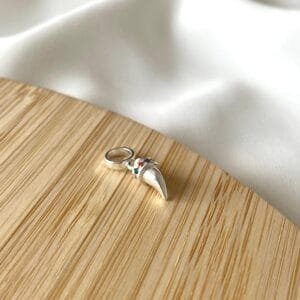 Berloque Dente De Sabre Cravej. Colorido