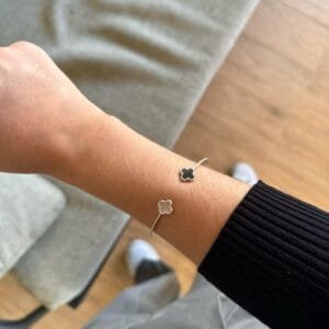 Bracelete Trevo C/ Pedra Madrepérola & Ônix